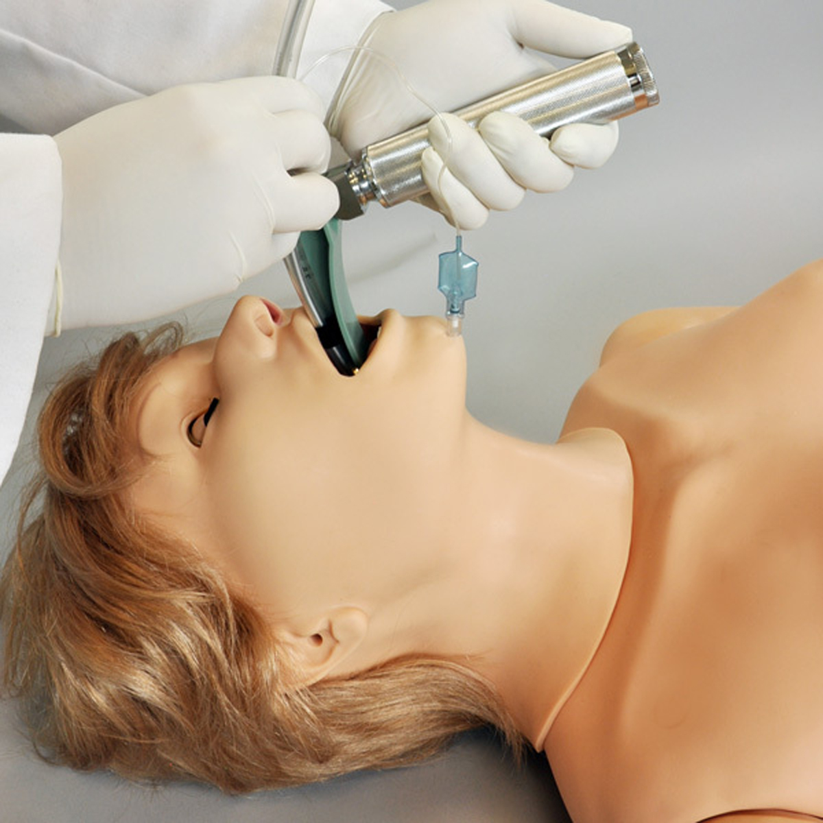 W45002_02_1200_1200_Code-Blue-I-Krankenpflege-und-Wiederbelebungspuppe-mit-intubierbaren-Luftwegen